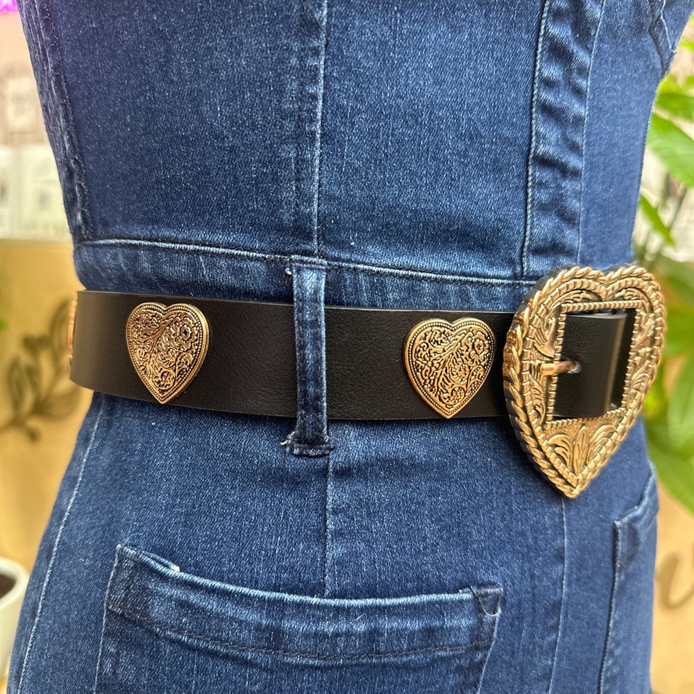 Etched Western Heart Buckle Belt | Black Faux Leather & Gold Detail 🤎✨ - Picture 3 of 7